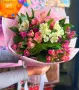 Букет из белых и розовых альстромерий